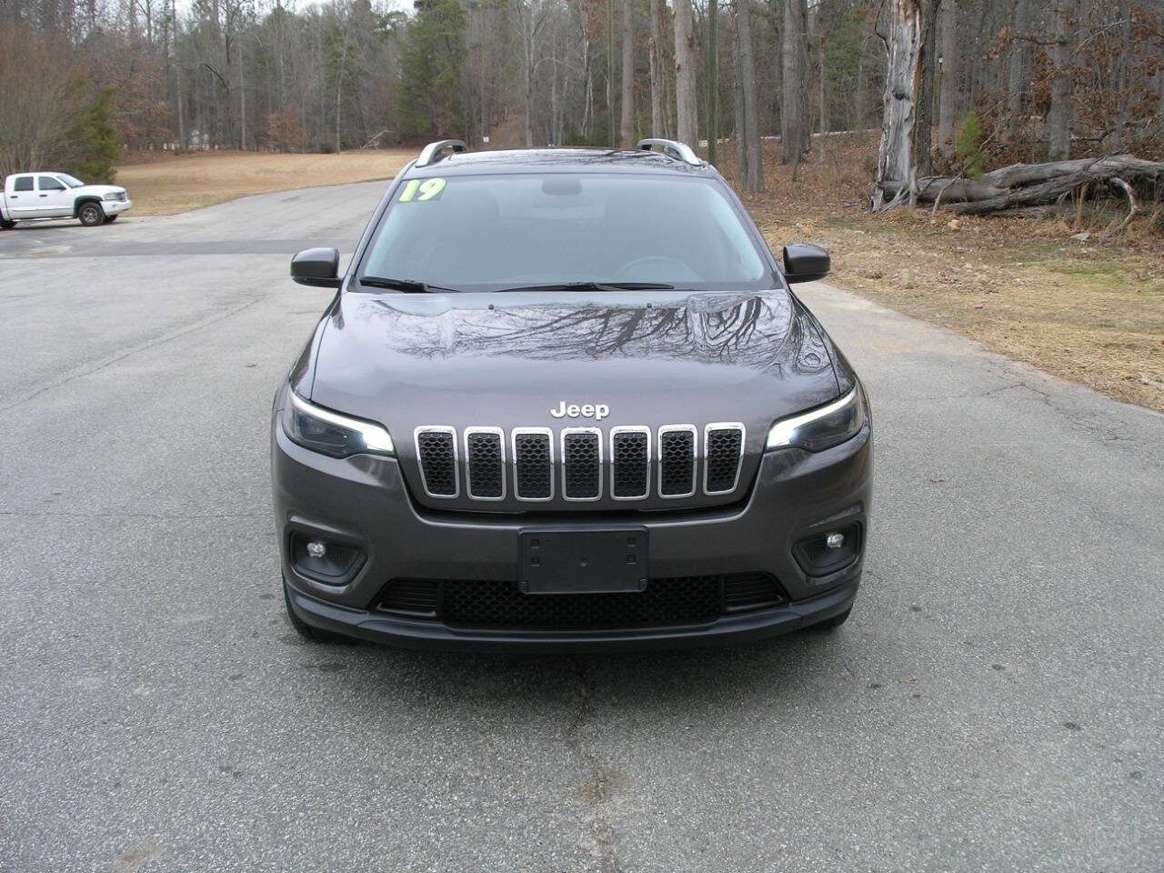 Used 2019 Jeep Cherokee Latitude Plus w/ Cold Weather Group image 2