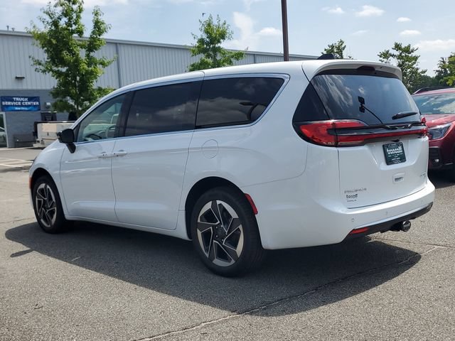 New 2027 Chrysler Pacifica Limited w/ Family Tech Group AWD/4WD image 4