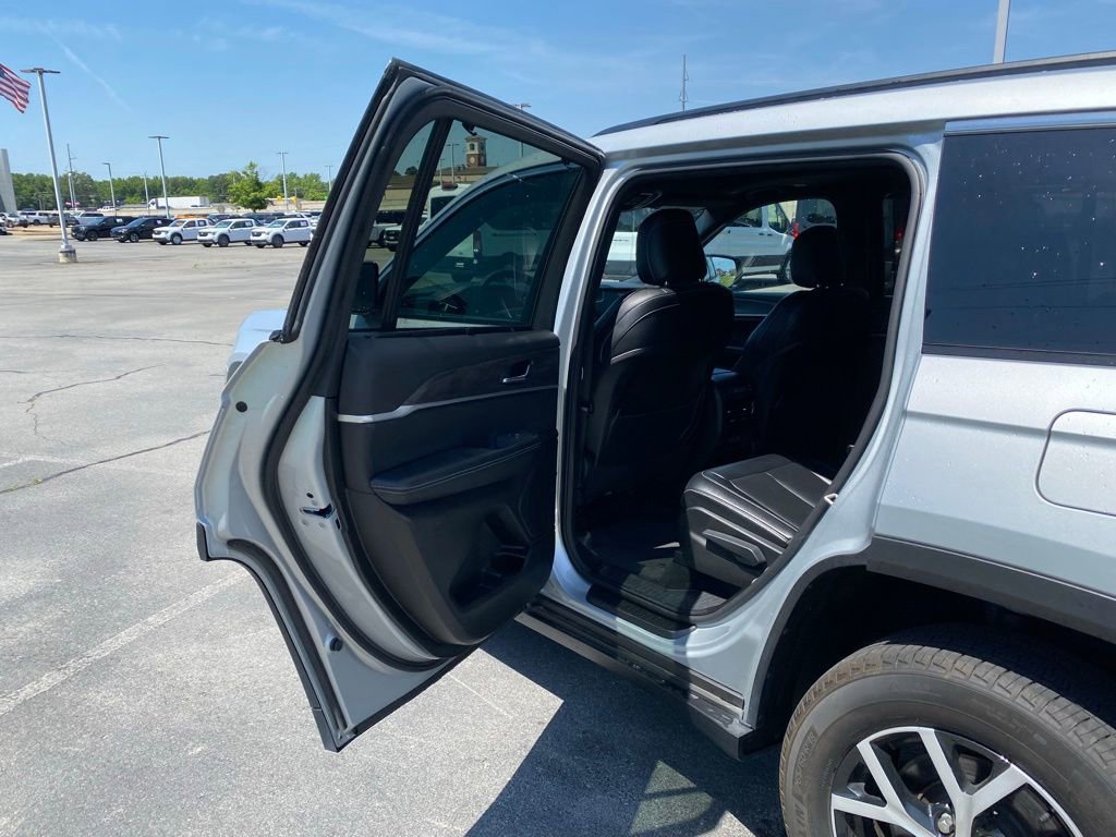 Used 2024 Jeep Grand Cherokee L Limited w/ Luxury Tech Group II AWD/4WD image 26