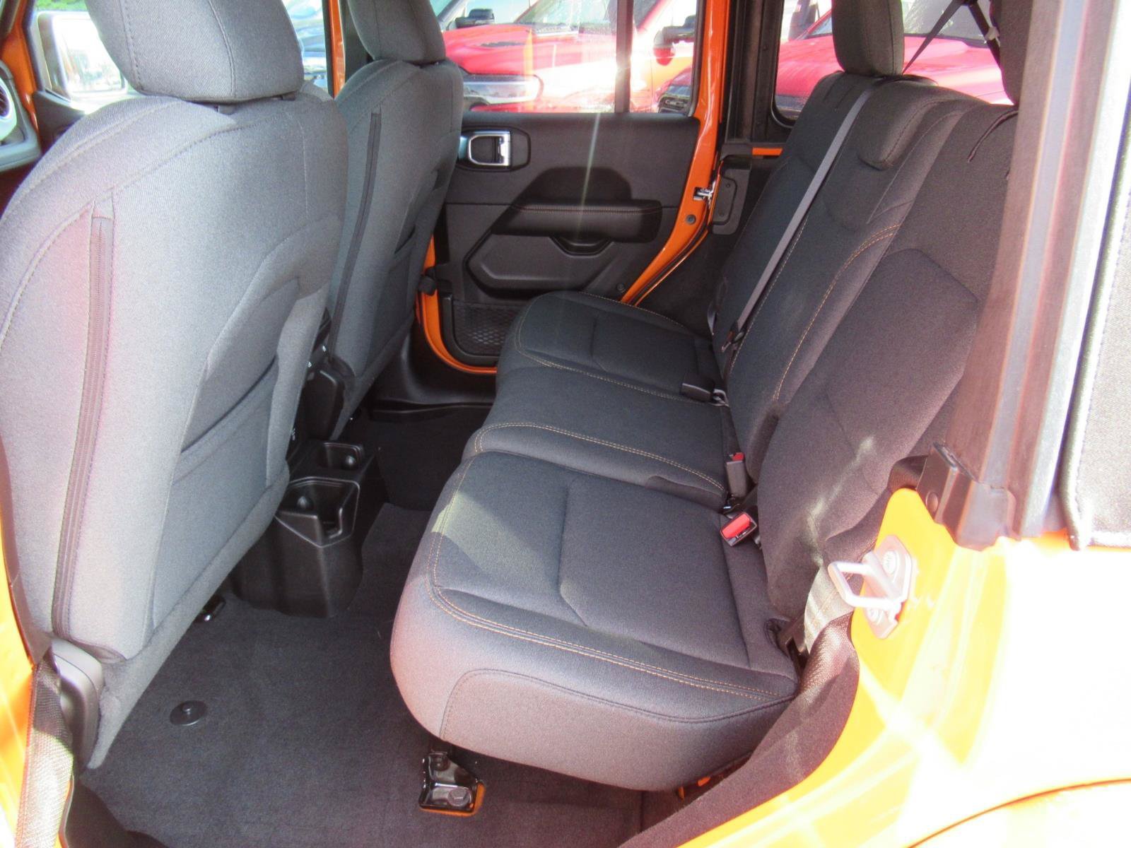 Used 2025 Jeep Wrangler Unlimited Sahara AWD/4WD image 32