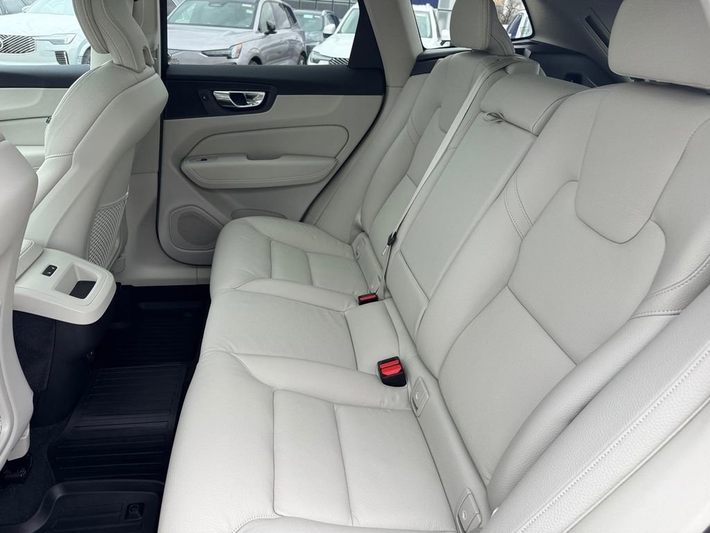 Used 2022 Volvo XC60 B5 Momentum w/ Climate Package image 9