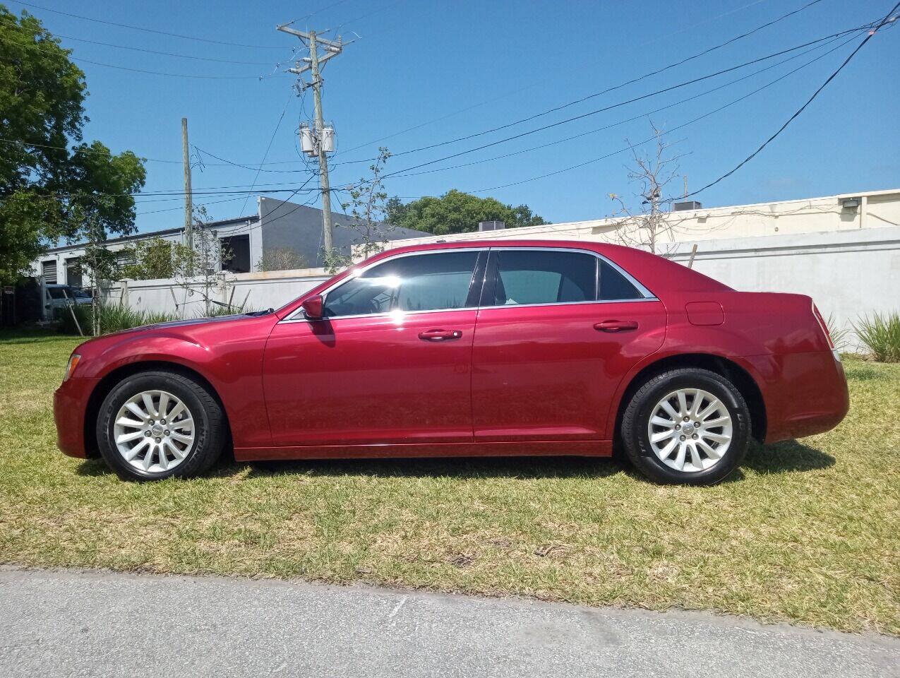 Used 2013 Chrysler 300 RWD image 9