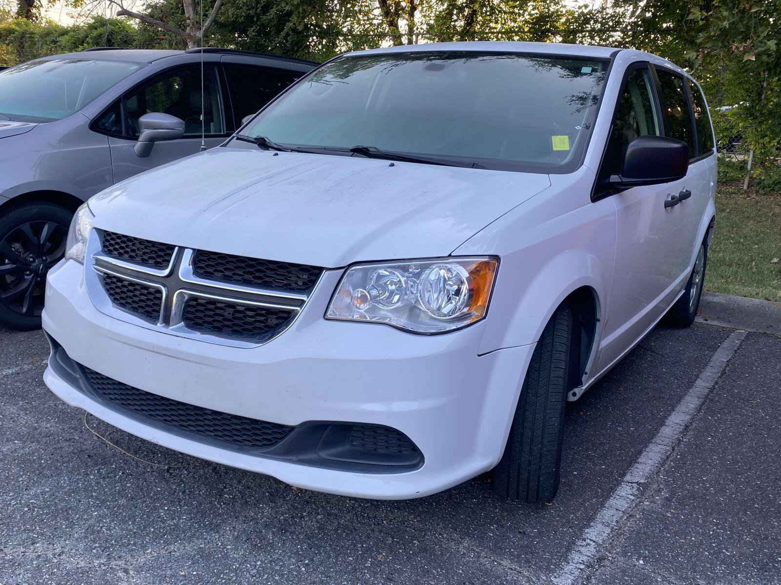 Used 2019 Dodge Grand Caravan SE w/ UConnect Hands-Free Group FWD image 3