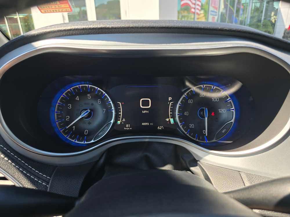 Used 2025 Chrysler Pacifica Limited FWD image 21