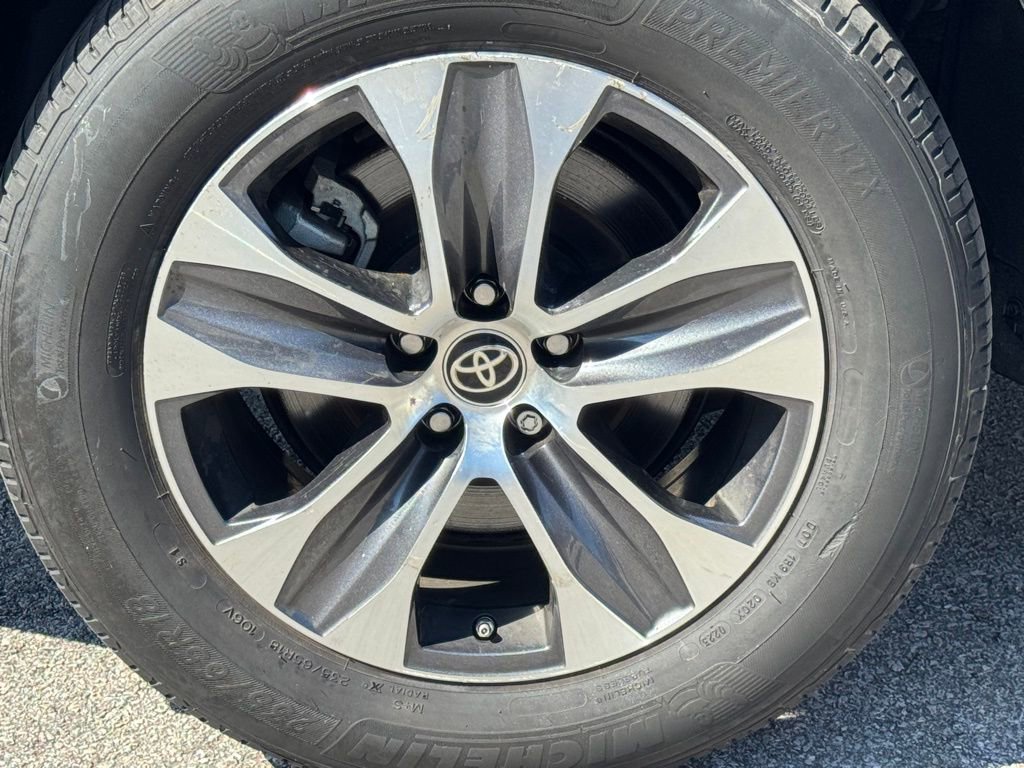 Used 2023 Toyota Highlander XLE AWD/4WD image 9