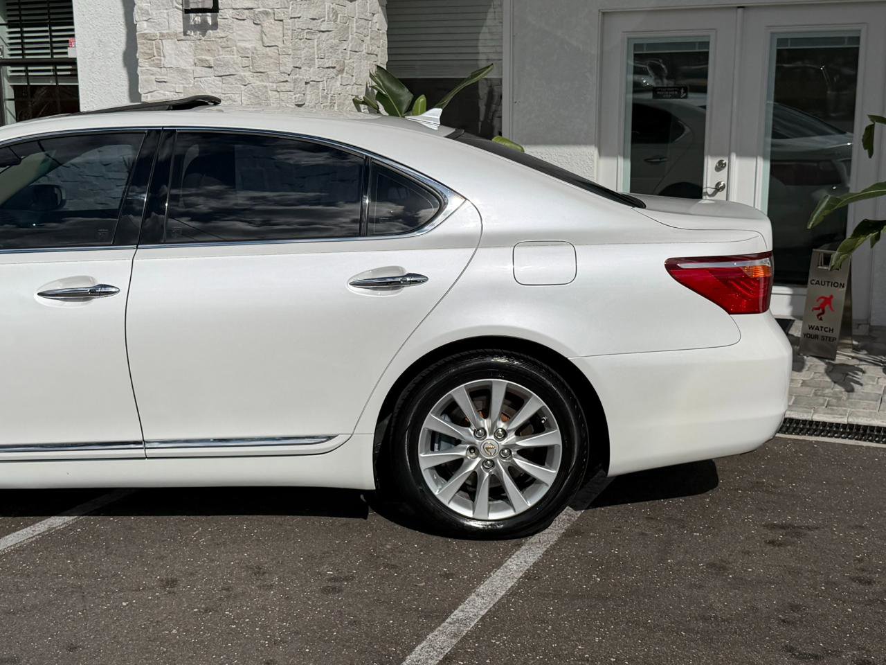 Used 2011 Lexus LS 460 AWD w/ Comfort Pkg image 10