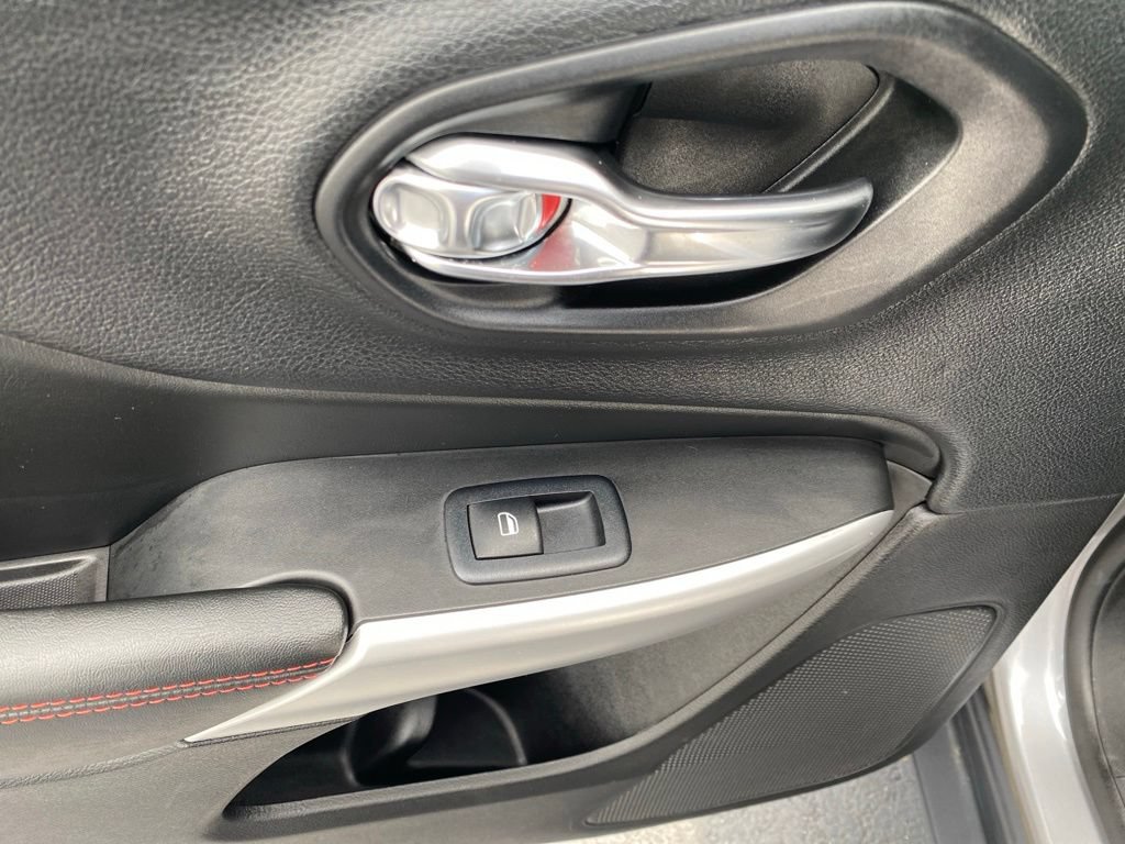 Used 2018 Jeep Cherokee Trailhawk AWD/4WD image 49