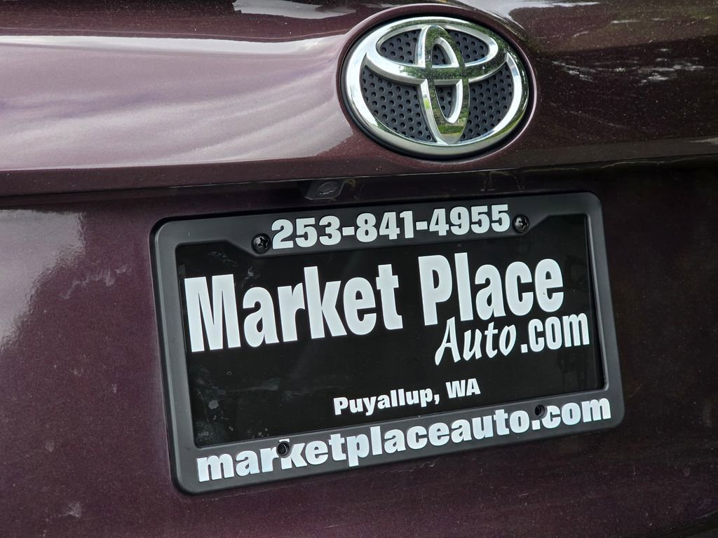 Used 2017 Toyota RAV4 XLE AWD/4WD image 14