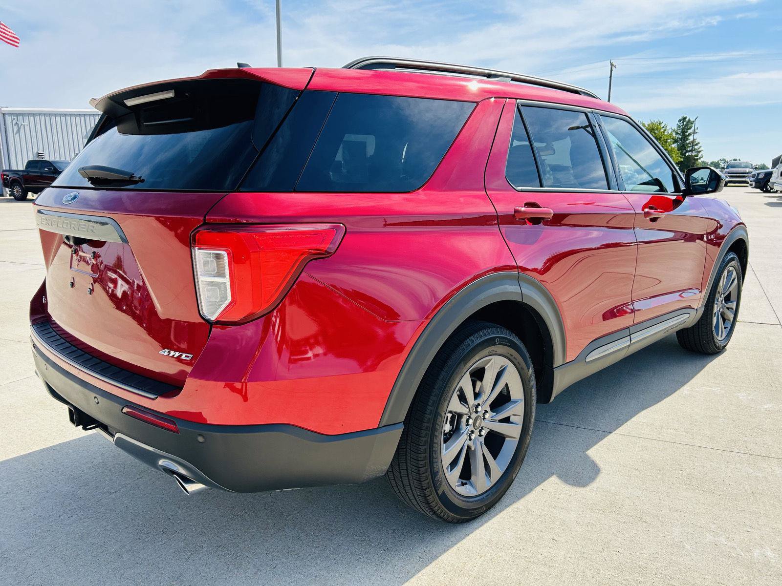 Used 2024 Ford Explorer XLT w/ Equipment Group 202A AWD/4WD image 39