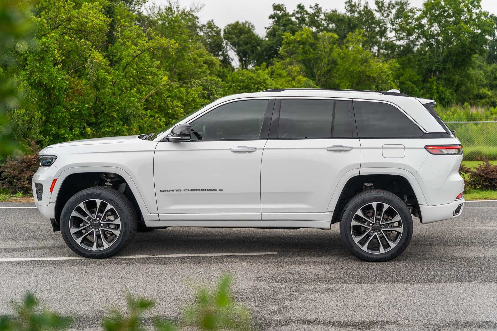 Used 2022 Jeep Grand Cherokee Overland w/ Luxury Tech Group IV AWD/4WD image 5