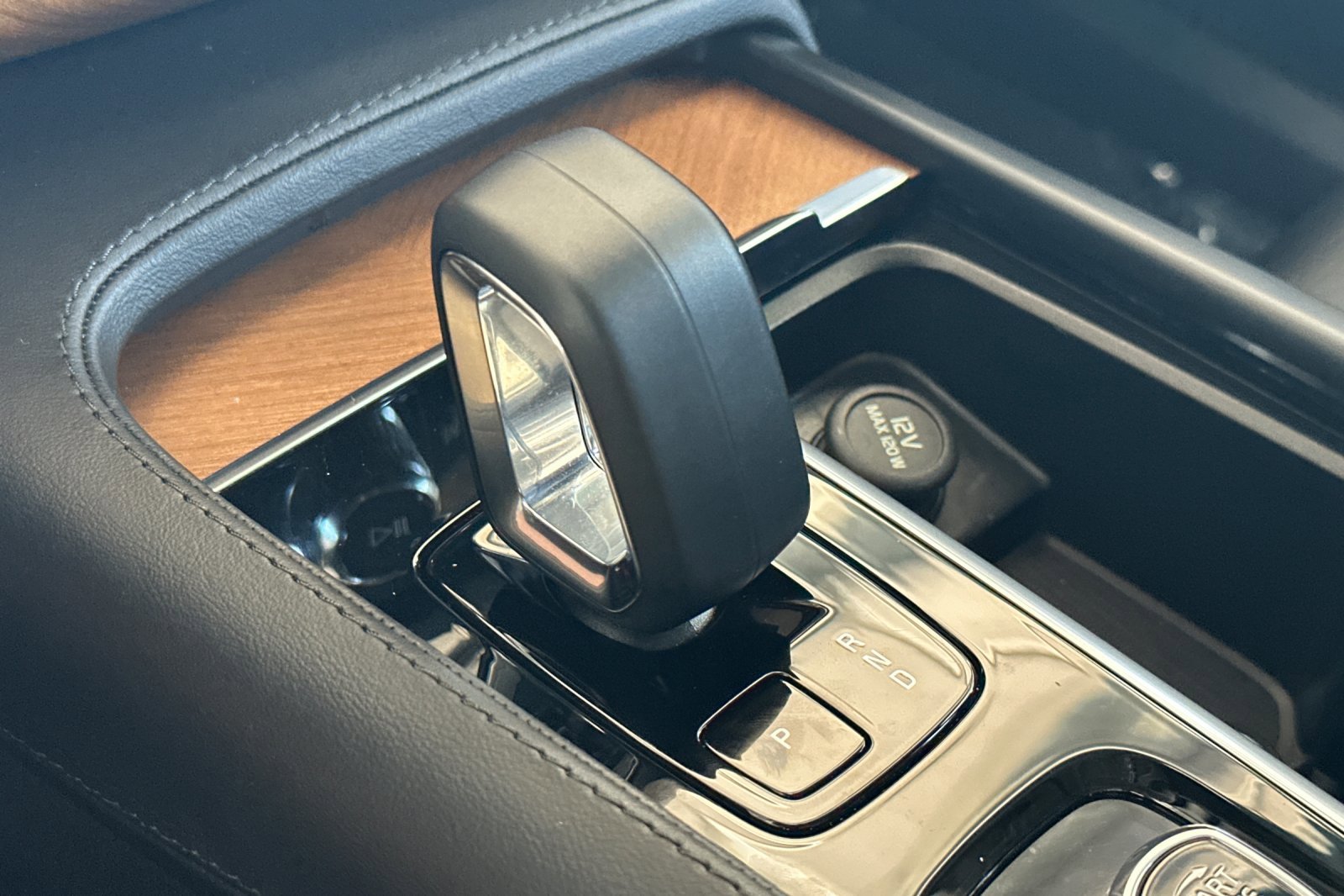 Certified 2025 Volvo XC90 B6 Plus image 26