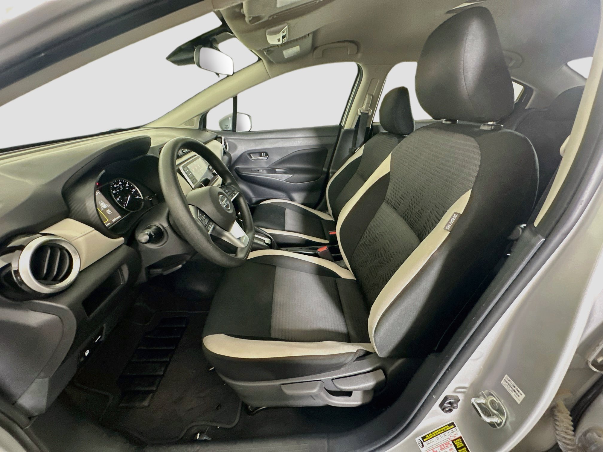 Used 2021 Nissan Versa SV FWD image 13