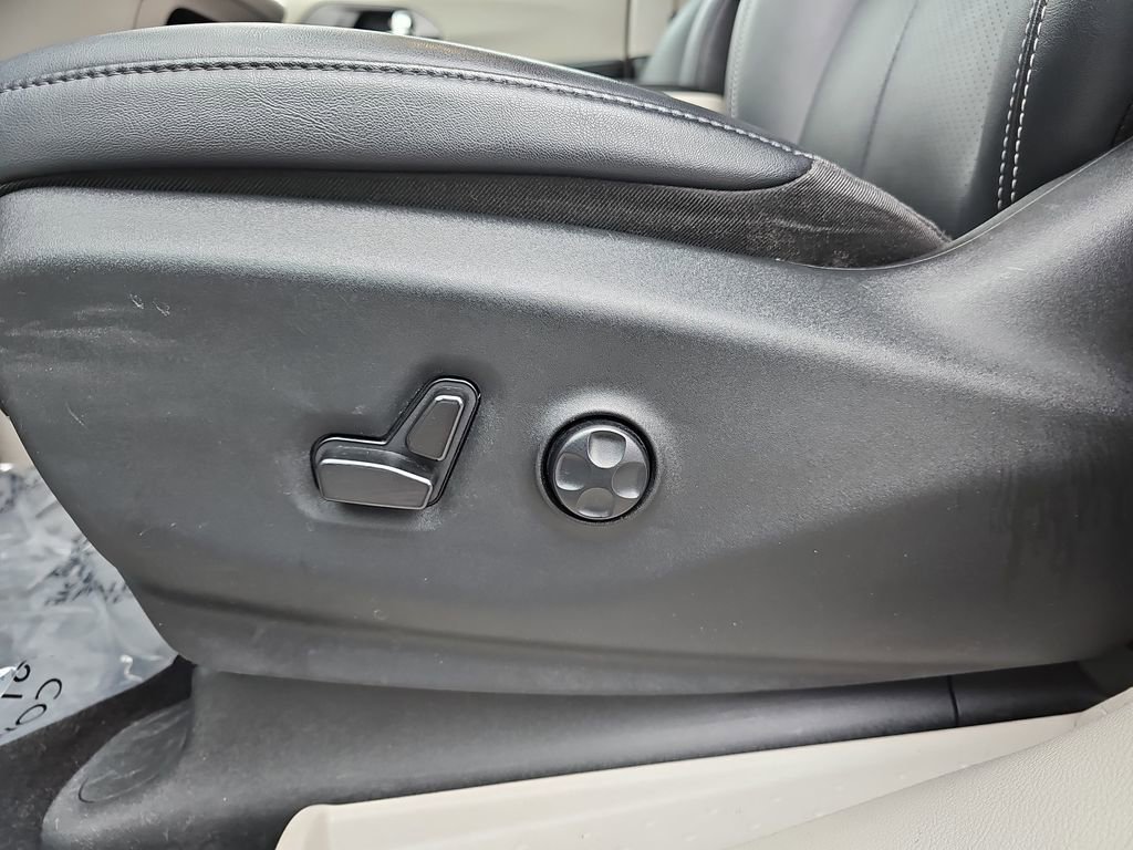 Used 2024 Chrysler Pacifica Touring-L FWD image 29