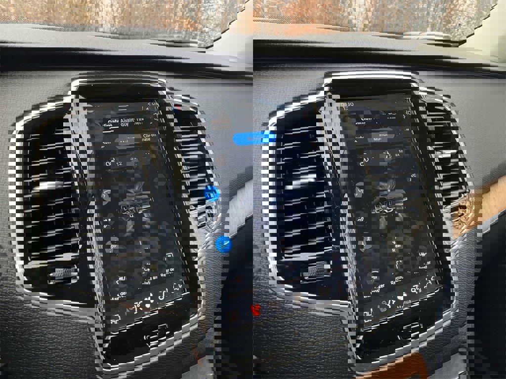 Certified 2025 Volvo XC90 B6 Plus image 21