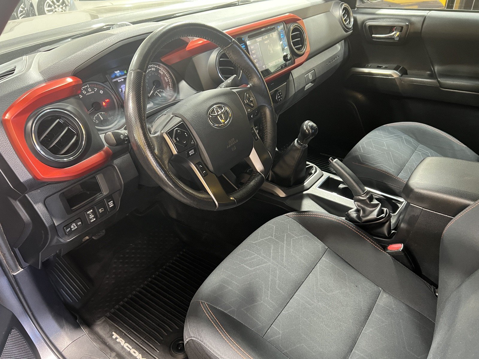 Used 2019 Toyota Tacoma TRD Off-Road w/ Technology Package AWD/4WD image 14