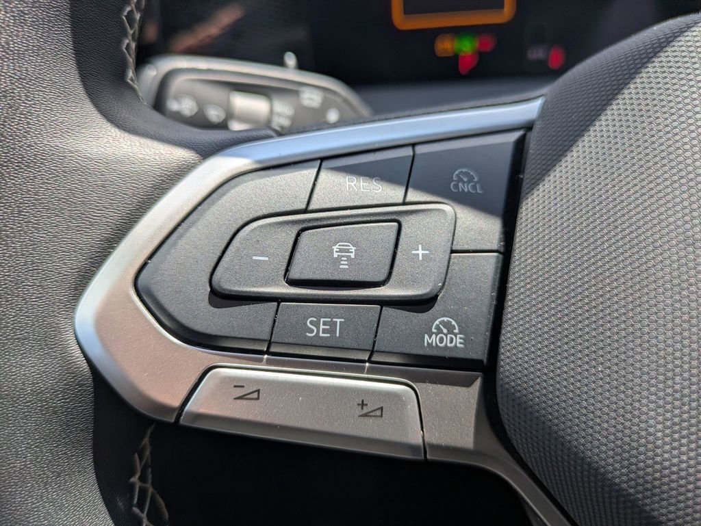 Used 2025 Volkswagen Tiguan SE w/ Panoramic Sunroof Package AWD/4WD image 19