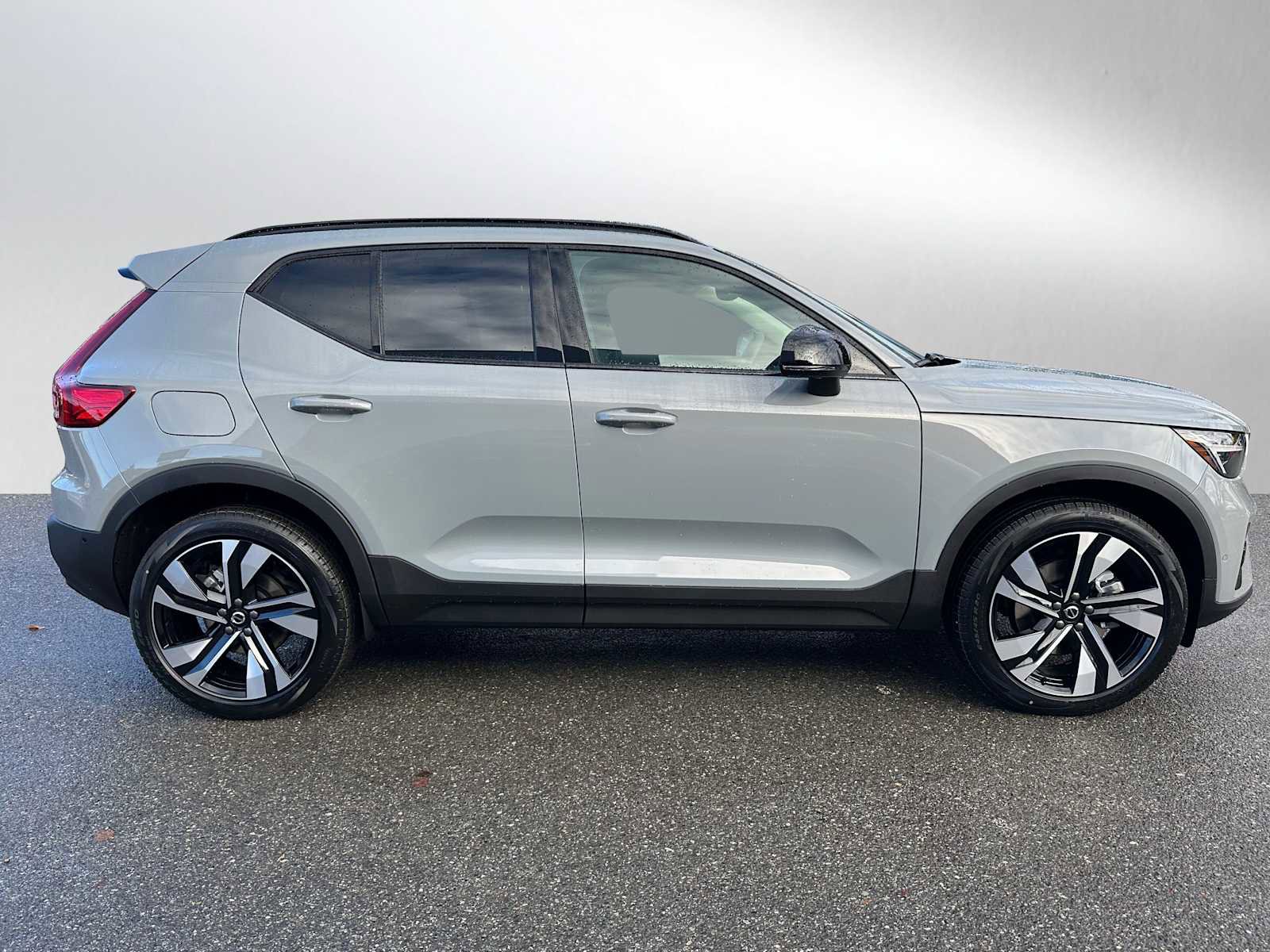 New 2026 Volvo XC40 B5 Ultra w/ Climate Package image 2