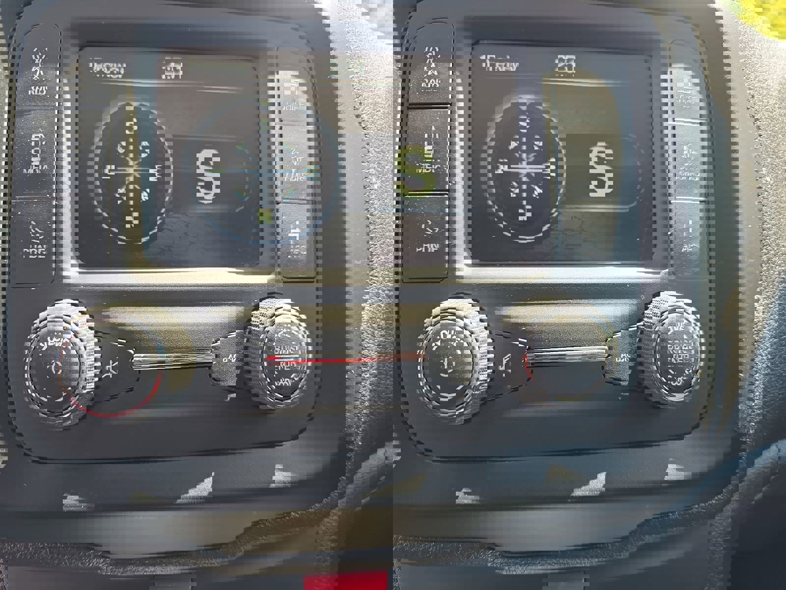 Used 2017 Jeep Renegade Latitude AWD/4WD image 25