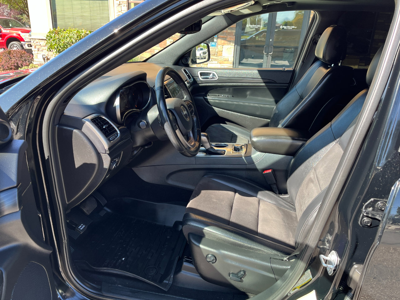 Used 2020 Jeep Grand Cherokee Altitude image 4