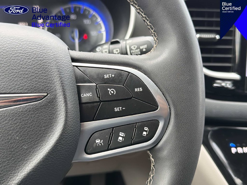 Used 2023 Chrysler Pacifica Touring-L FWD image 23