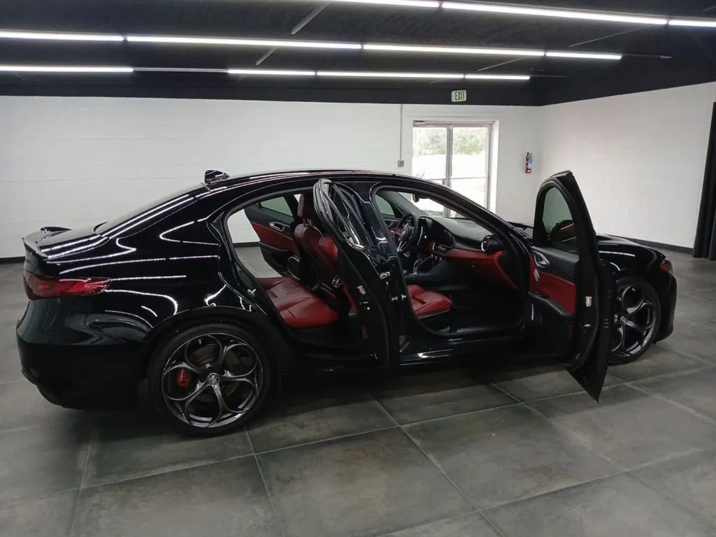 Used 2019 Alfa Romeo Giulia Ti Sport w/ Quick Order Package 22U Sport RWD image 33