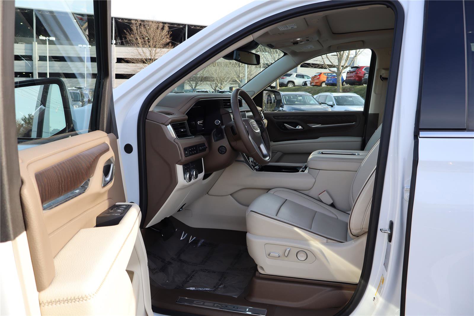 Used 2023 GMC Yukon XL Denali image 10