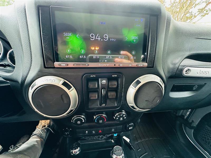 Used 2018 Jeep Wrangler Unlimited Sahara w/ Connectivity Group image 39