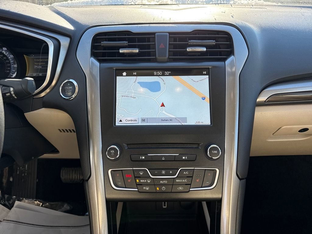 Used 2017 Ford Fusion SE w/ Fusion SE Technology Package image 9