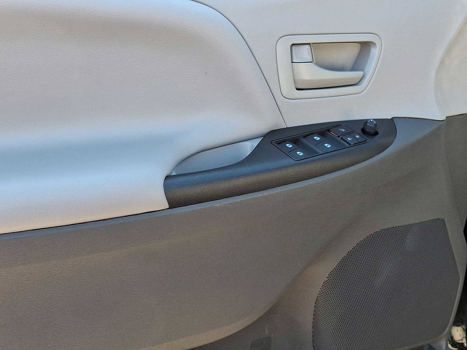 Used 2020 Toyota Sienna L image 10