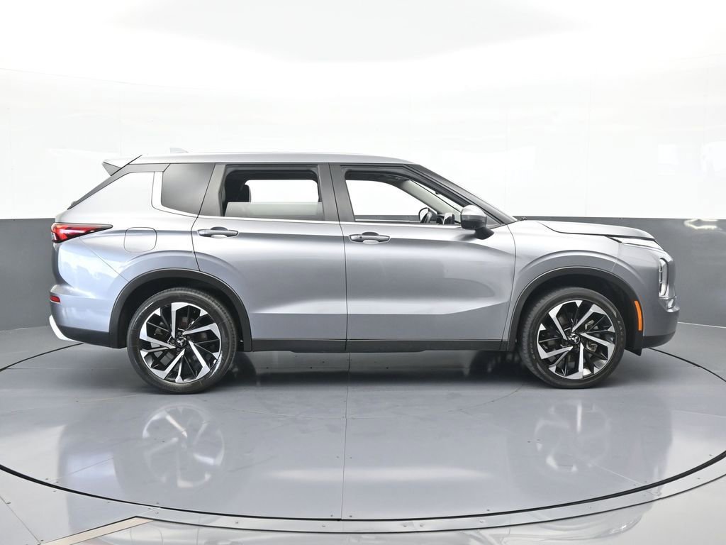Used 2022 Mitsubishi Outlander SE image 7