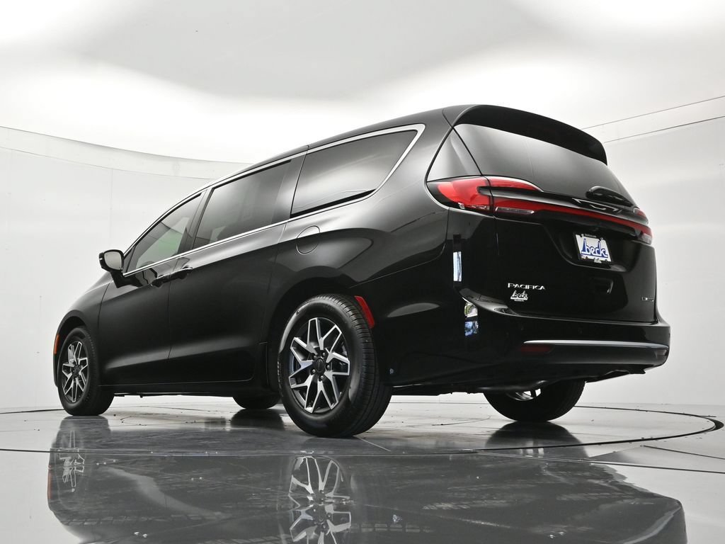 New 2027 Chrysler Pacifica Limited w/ Family Tech Group FWD image 45