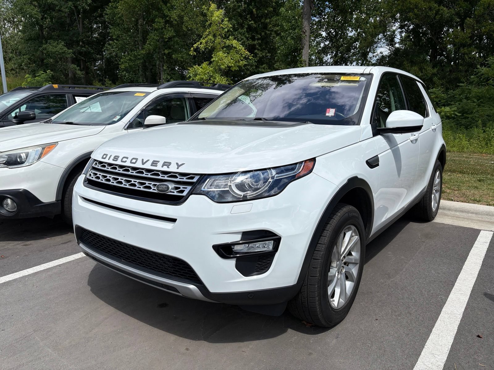 Used 2017 Land Rover Discovery Sport HSE AWD/4WD image 3