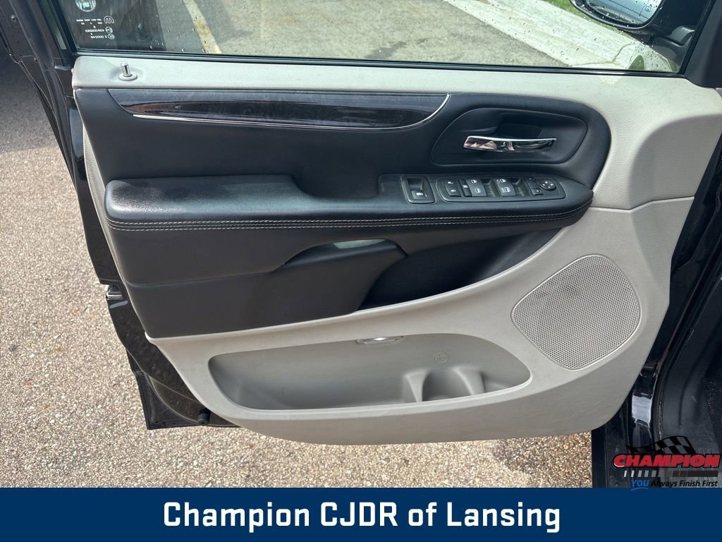 Used 2014 Chrysler Town & Country Touring FWD image 14