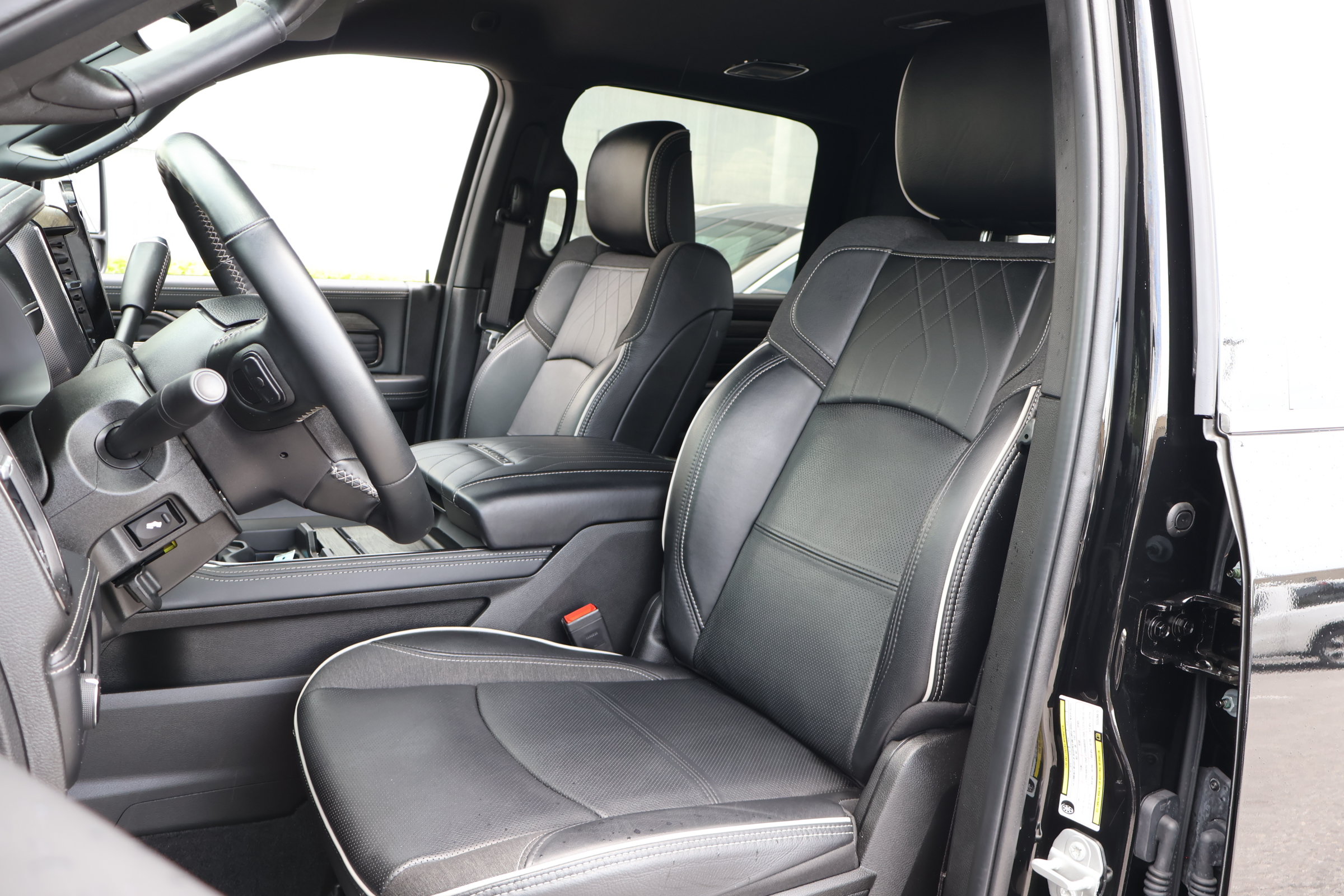 Used 2025 RAM 2500 Limited AWD/4WD image 2