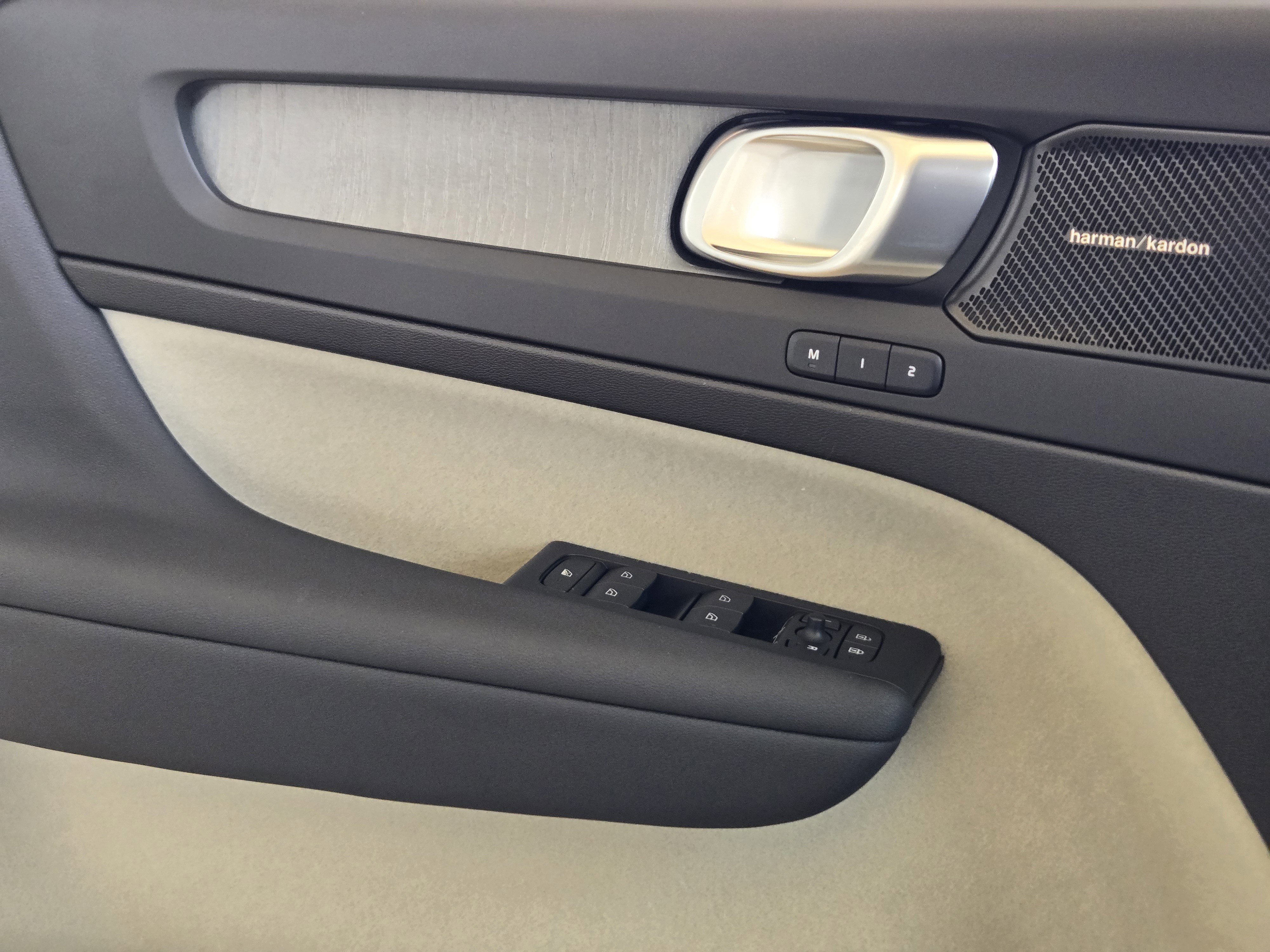 Used 2025 Volvo XC40 B5 Plus w/ Protection Package Premier image 33