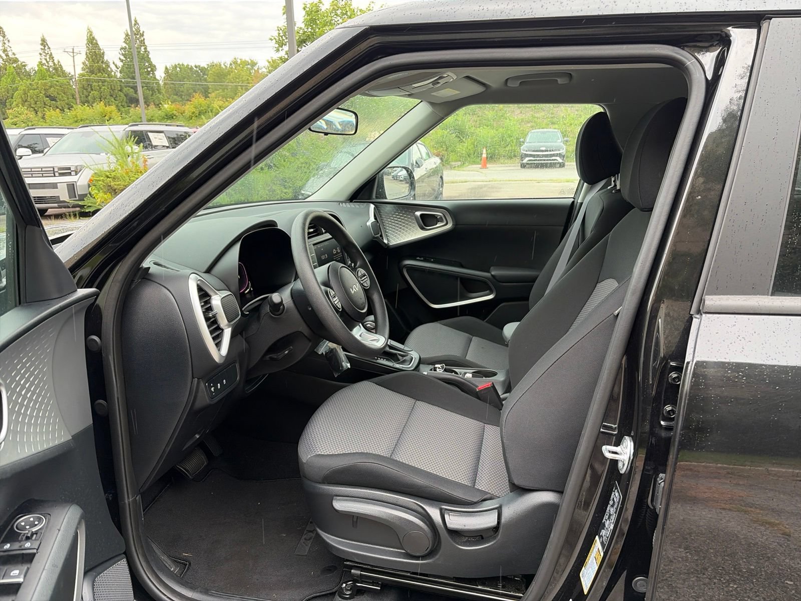Used 2025 Kia Soul LX w/ LX Technology Package FWD image 9