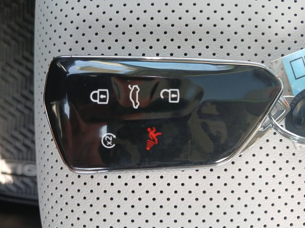 New 2025 Volkswagen Tiguan SE image 28