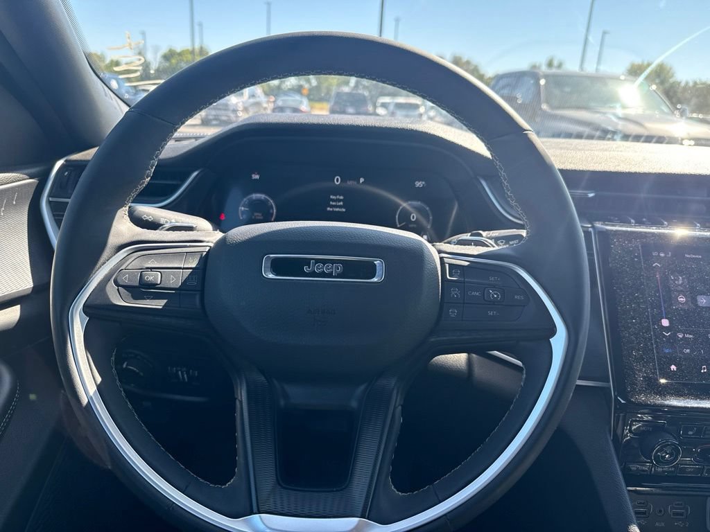 Used 2025 Jeep Grand Cherokee Altitude AWD/4WD image 11