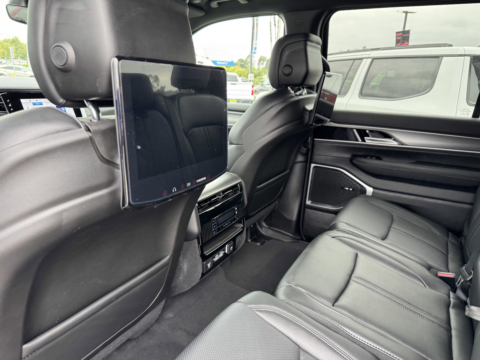 New 2025 Jeep Wagoneer L Series II w/ Premium Group I image 13