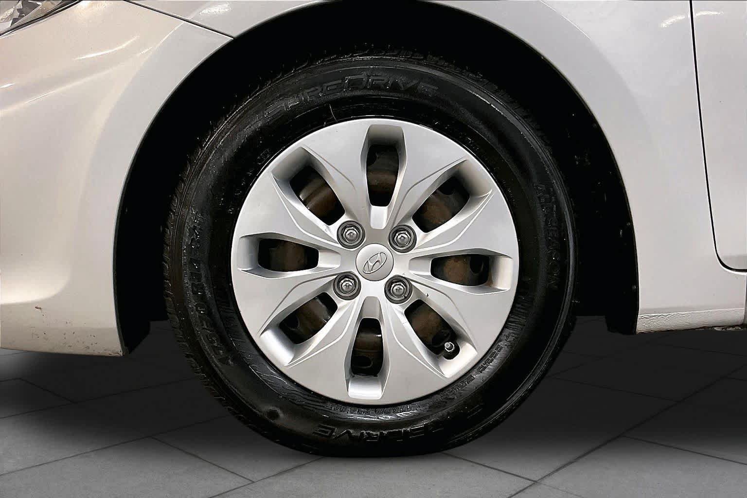 Used 2015 Hyundai Accent GS FWD image 11