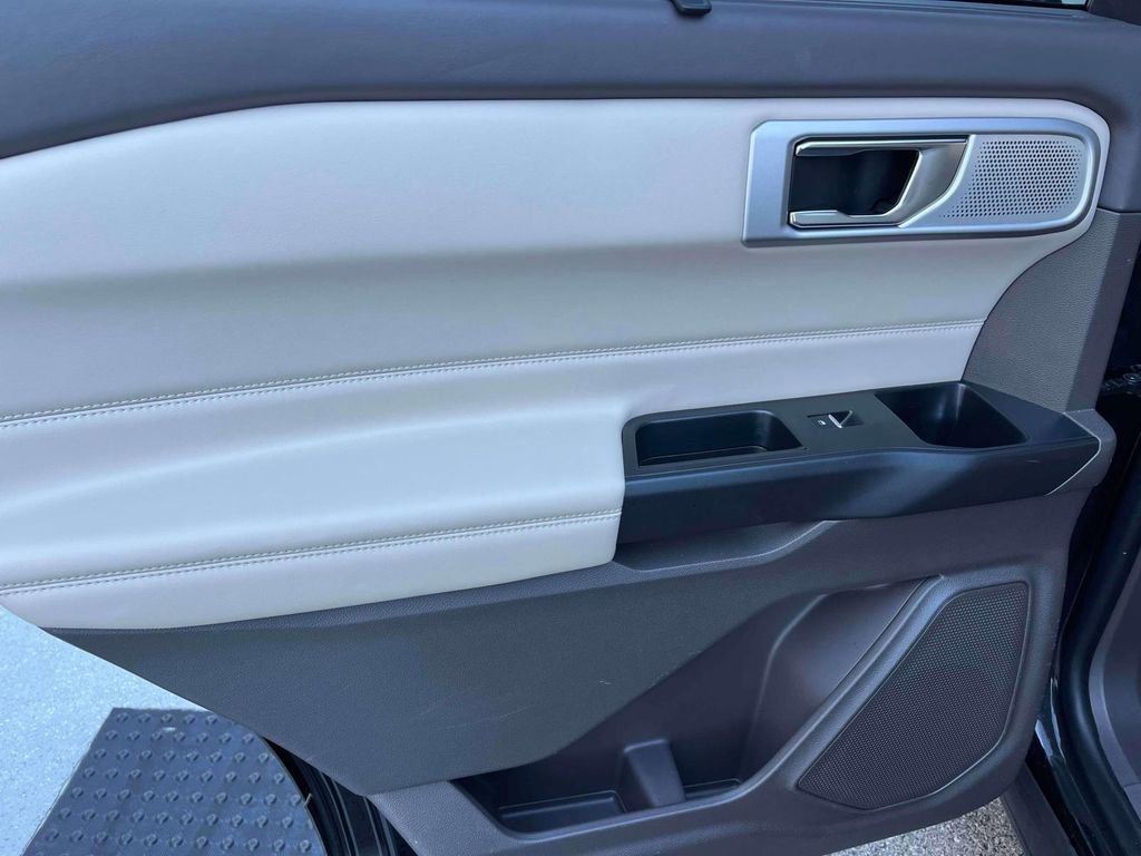 Used 2020 Ford Explorer Platinum w/ Premium Technology Package image 15