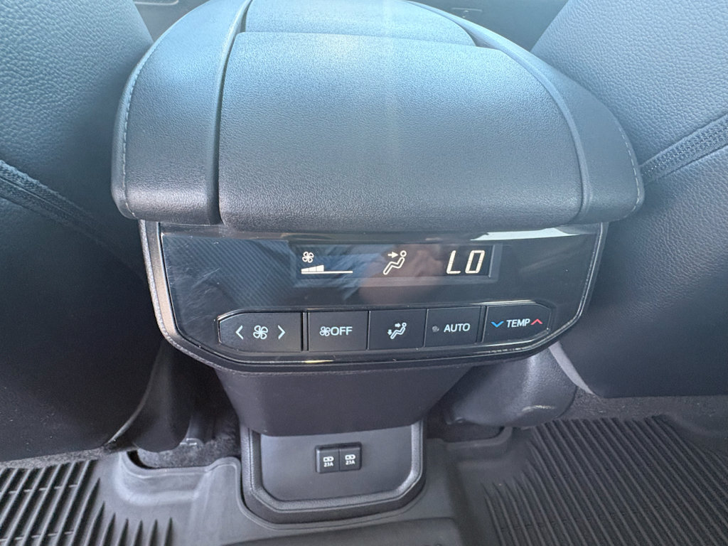 Used 2021 Toyota Highlander XLE FWD image 27