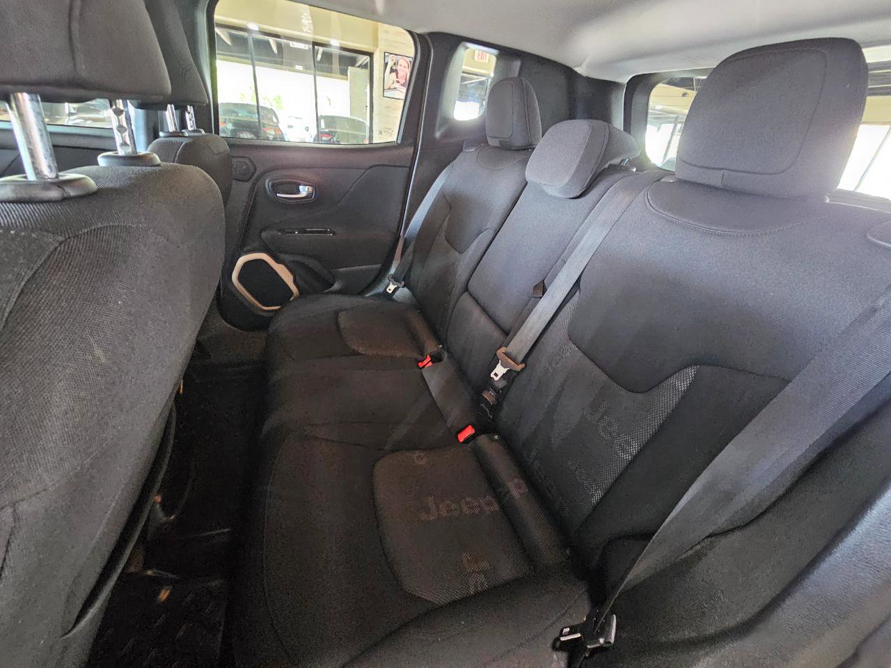 Used 2015 Jeep Renegade Latitude w/ Popular Equipment Group AWD/4WD image 20