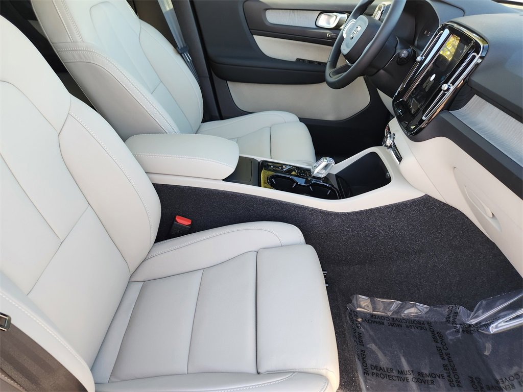 New 2026 Volvo XC40 B5 Plus w/ Protection Package Premier image 18
