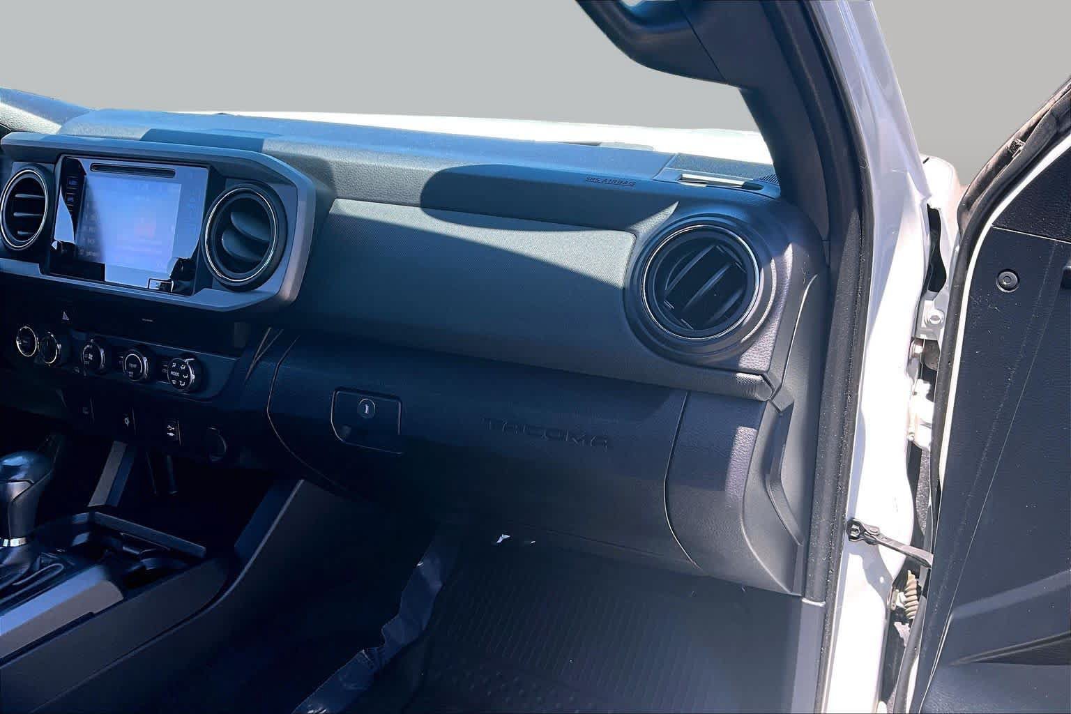 Certified 2019 Toyota Tacoma TRD Off-Road AWD/4WD image 18