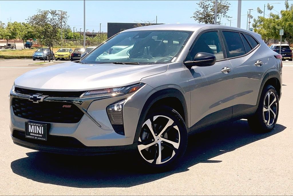 Used 2024 Chevrolet Trax RS FWD image 2