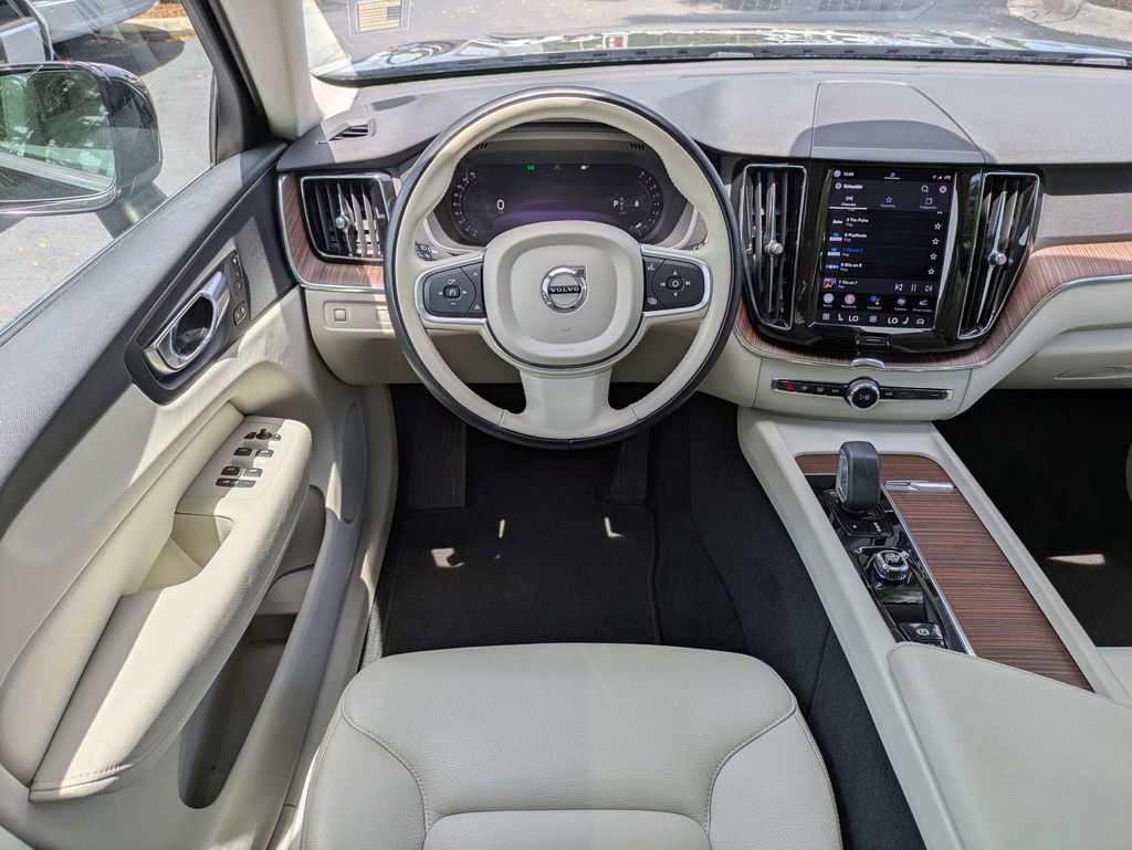 Certified 2022 Volvo XC60 B5 Momentum FWD image 18