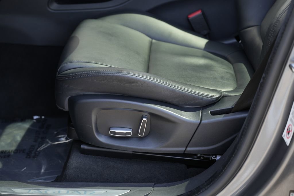 Used 2019 Jaguar F-PACE Premium image 21