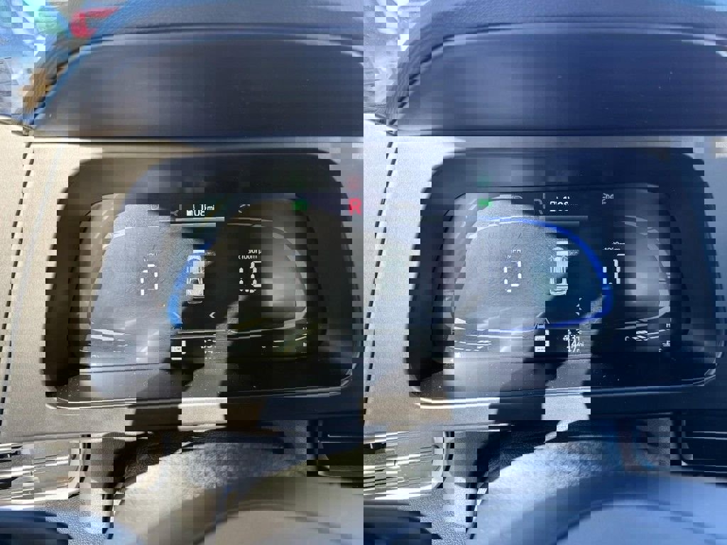 Certified 2025 Hyundai Elantra Sport image 22