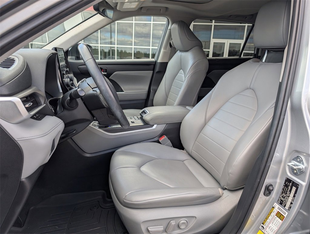 Used 2021 Toyota Highlander XLE image 12